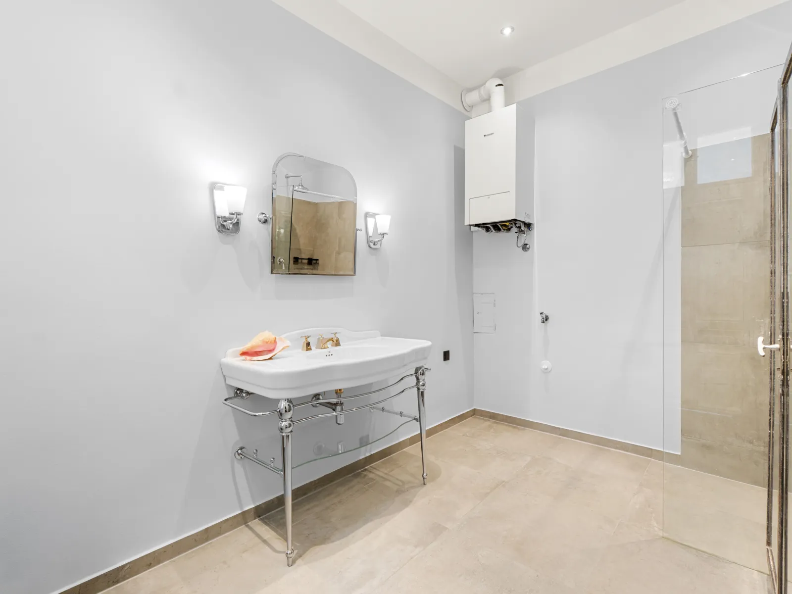 Badezimmer einer Immobilie in Wien, 15. Bezirk