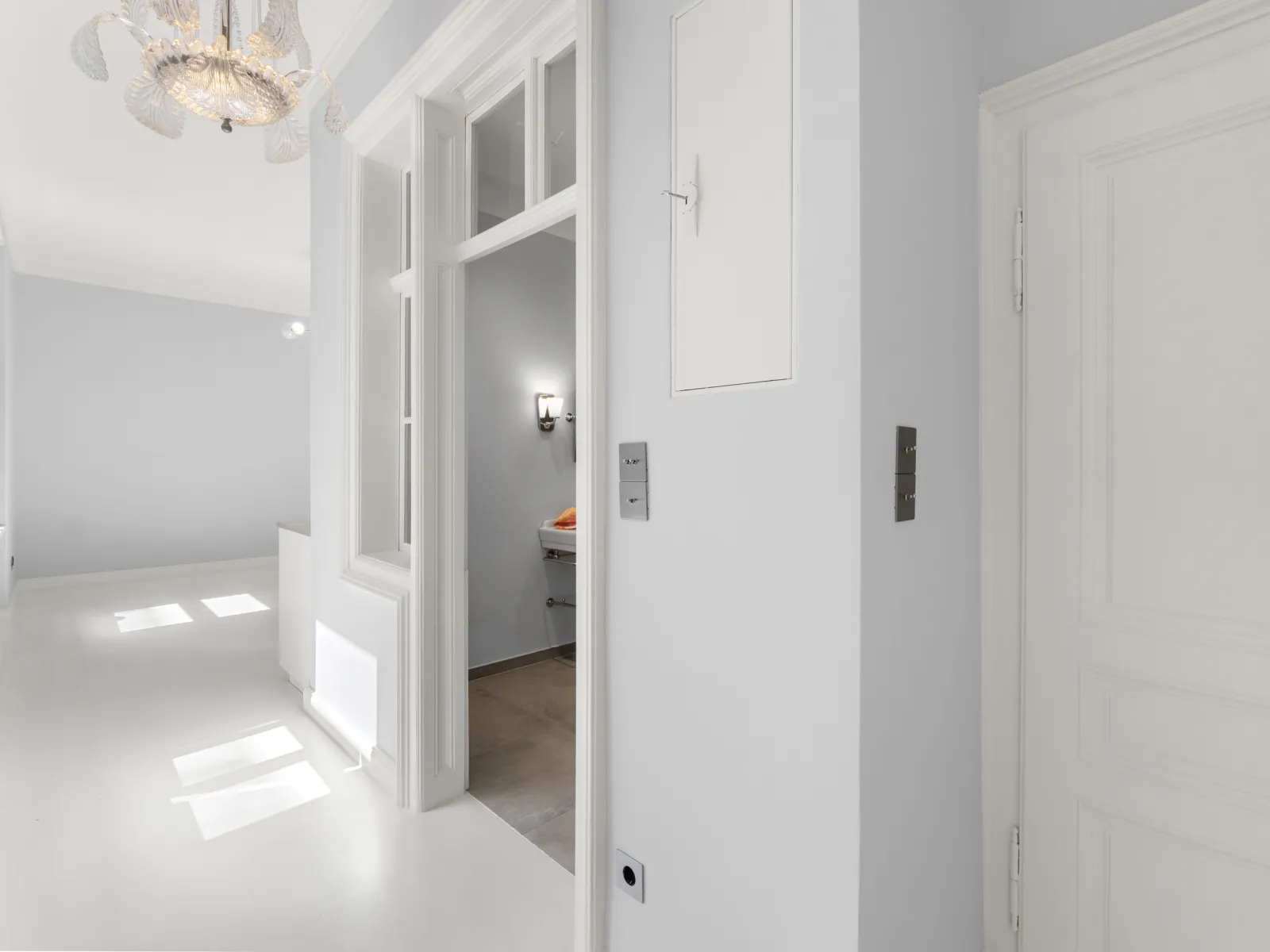 Heller Altbau-Flur einer Immobilie in Wien, 15. Bezirk